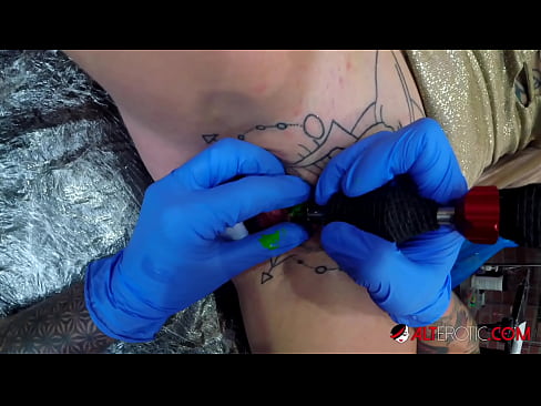 ❤️ Sully Savage, hottie estremamente tatuata, hà fattu un tatuatu nantu à u clitoris ❤️❌ Video anale à co.redporn-tv.ru